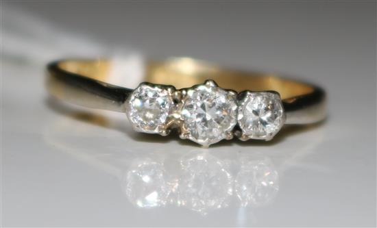18ct gold 3 stone diamond ring(-)